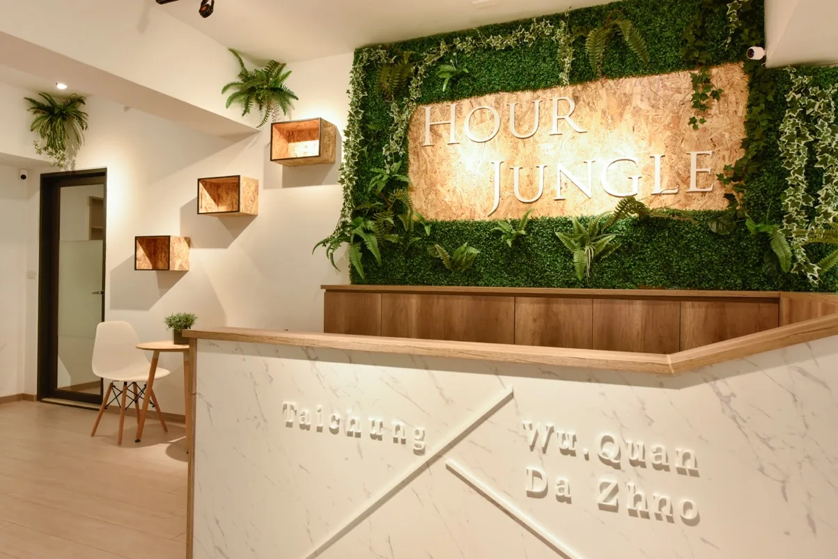 Hour Jungle 台中大忠南街館接待櫃台與綠牆招牌
